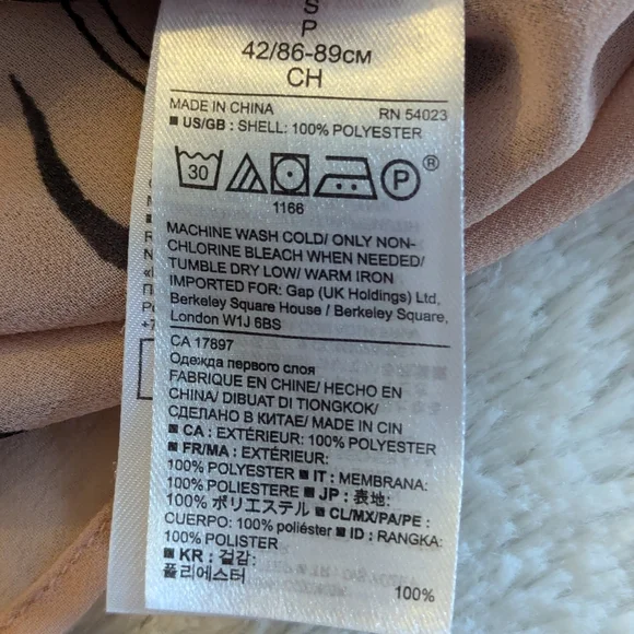 Gorgeous blush pink banana republic blouse with black and white swallows (birds) - Picture 6 of 7